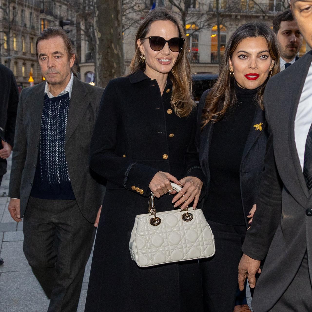 Cómo llevar bolsa Dior Lady 95.22 como Angelina Jolie | Vogue